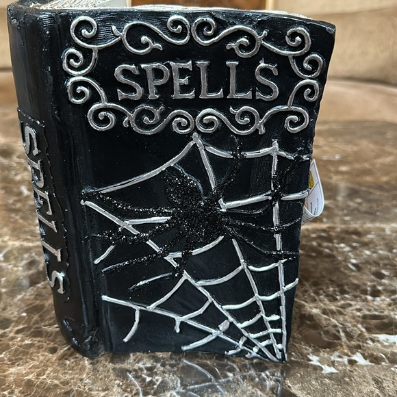 Halloween spell book that lights up. - Picture 4 of 4
